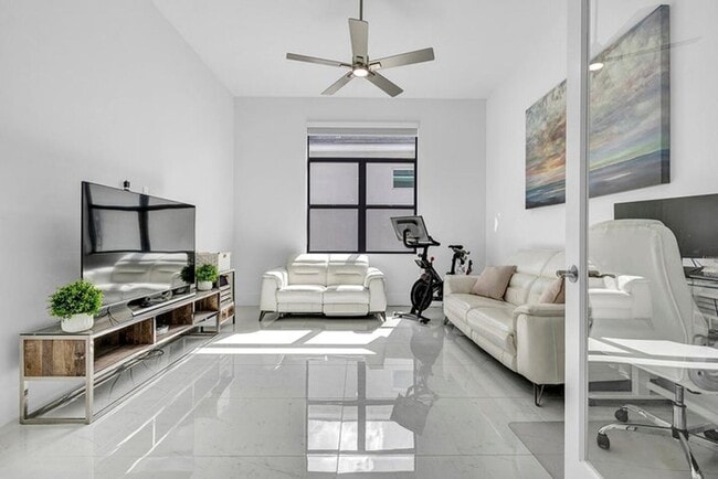 Building Photo - 5320 St Armands Way