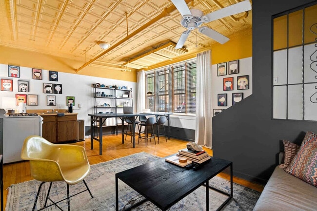 Primary Photo - 3536 N Racine Ave