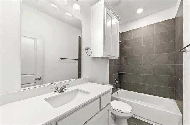 Building Photo - 560 Oak Crk Dr