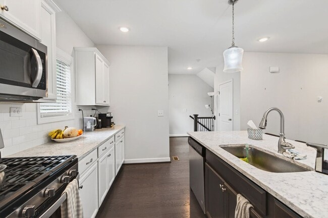 Building Photo - Stunning & Spacious Downtown Kennesaw Town...