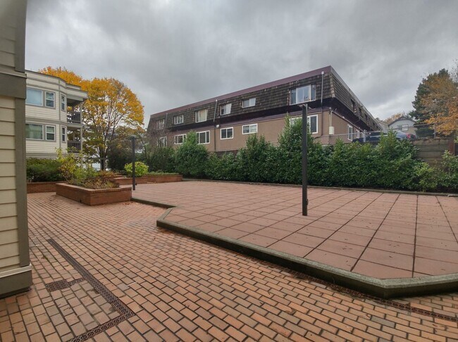 Building Photo - Well-Maintained 1BR Condo Near North Seattle College with Parking & Storage