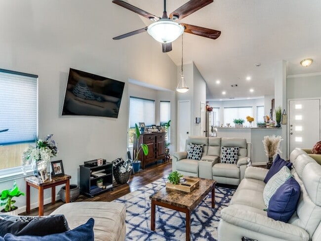 Building Photo - 6008 Meadowdale Rd