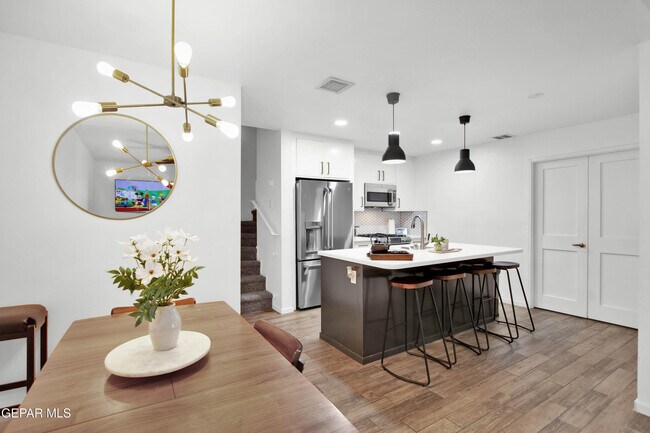 Building Photo - 4200 Camelot Heights Dr