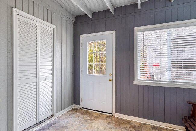 Building Photo - $200 Off First Month Updated 2BR Ground Level Condo Minutes for I77 in Rock Hill!