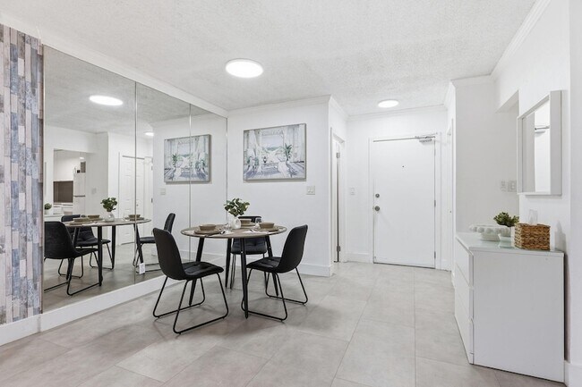 Building Photo - 3000 Riomar St