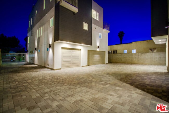 Building Photo - 6119 Fountain Ave