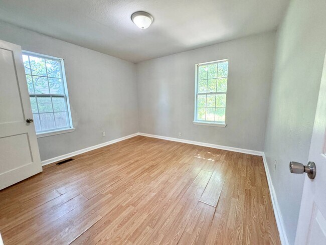 Building Photo - 902 E Rose Dr