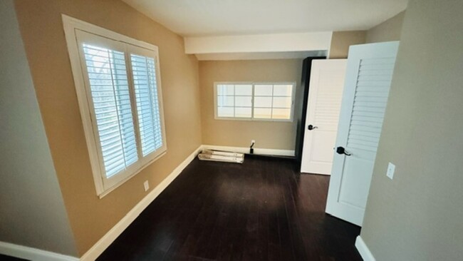 Building Photo - Remodeled Wellington 3 bed/2.5 bath end un...