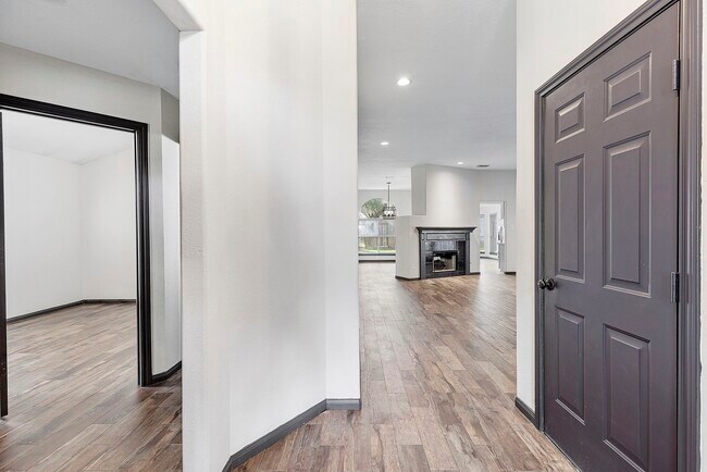 Building Photo - 20815 Whitevine Way