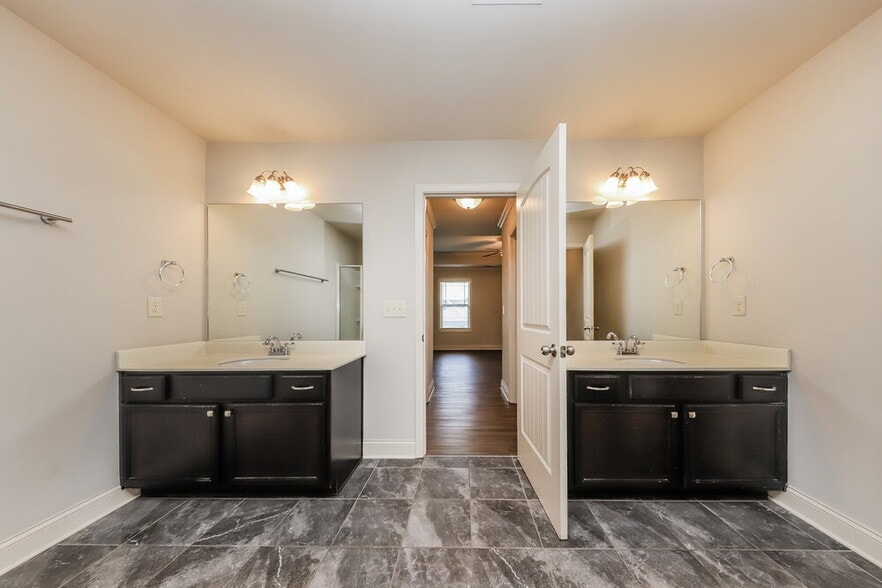 Building Photo - 89 Greatwood Ln