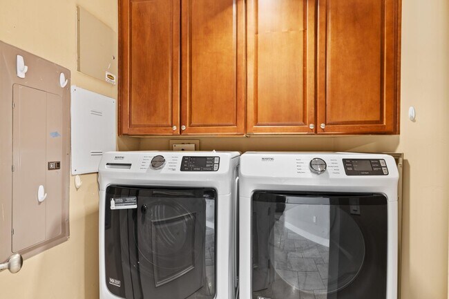 Building Photo - 2211 E Camelback Rd