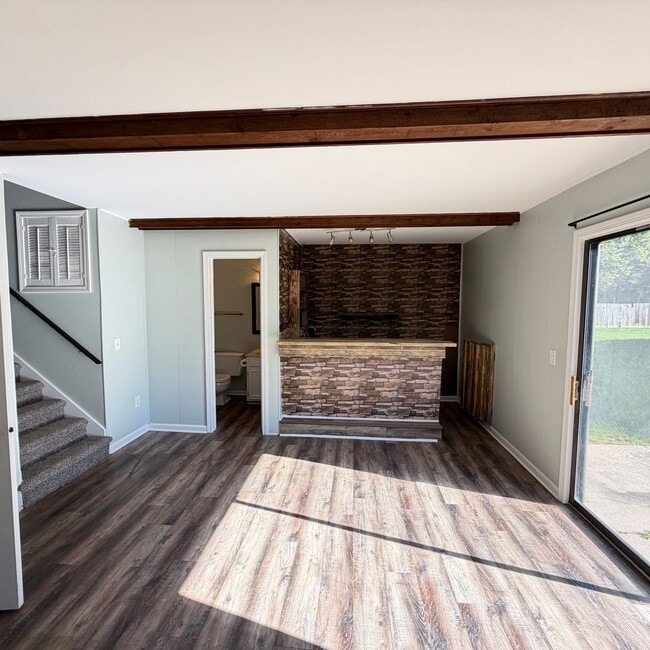 Building Photo - Spacious two Bedroom Quad-Level Home for R...