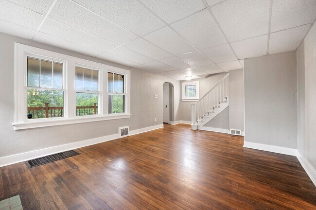 Building Photo - Updated 3 Bed, 1 Bath with Central AC, Laundry in Basement! Available Early June