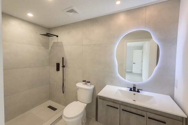 Building Photo - 4919 SW 28th Ave