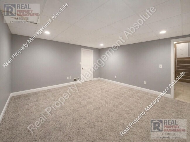 Building Photo - Prime Hudson Location: 3-Bed Townhouse Beside Benson’s Park