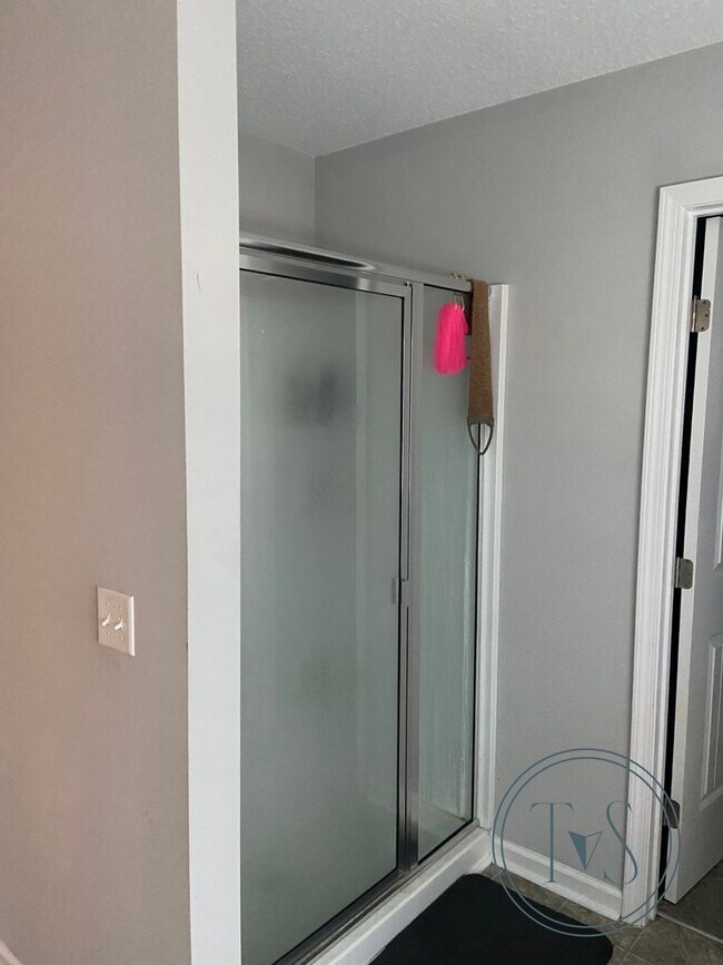 Building Photo - SPRING MOVE-IN SPECIAL AND RATE DROP ALERT...