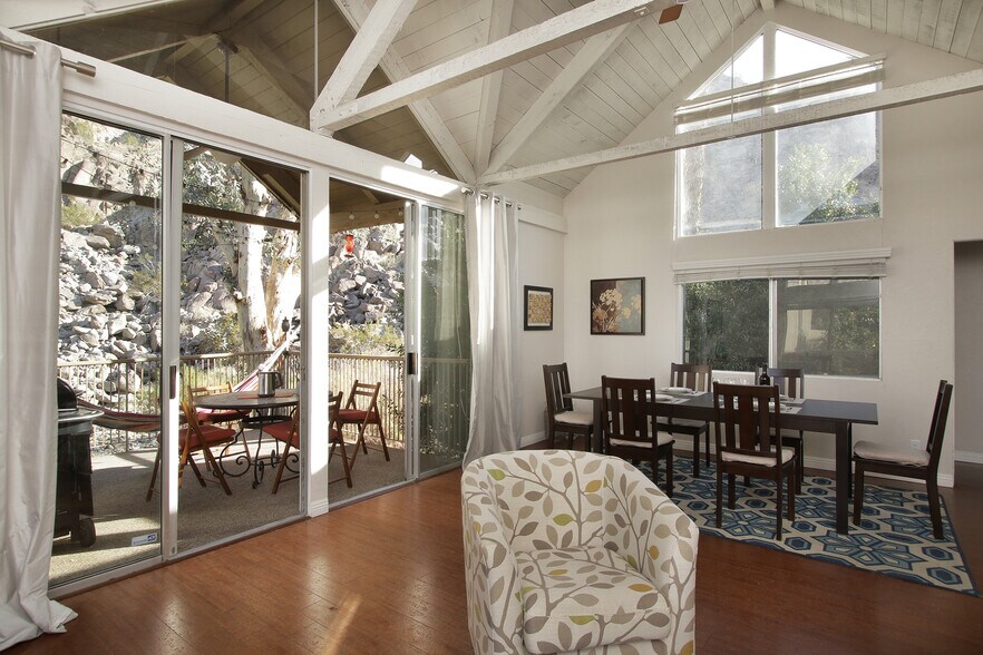 High wood ceiling - 78205 Cortez Ln