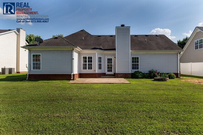 Building Photo - Amazing 3 bedroom home with attached garage!