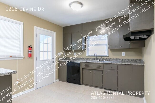 Building Photo - 1216 Devine Dr