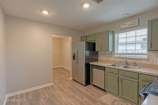 Building Photo - 7728 Pikes Peak Dr