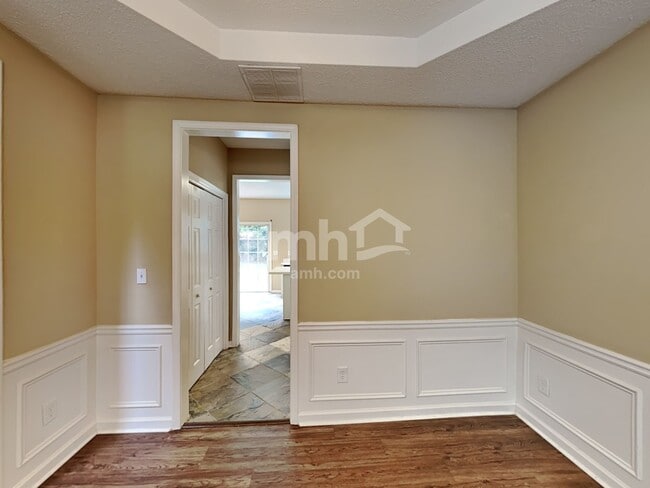 Building Photo - 607 Wallnut Hall Trl