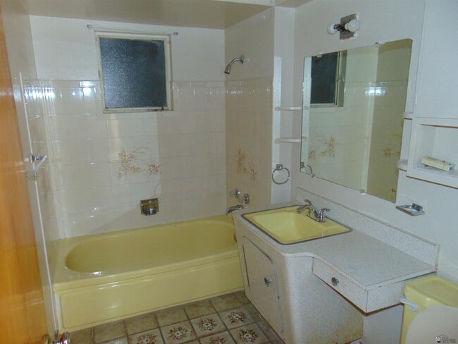 Building Photo - 2014 E 25th St