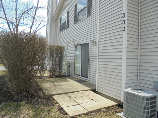 Building Photo - 302 Teak Ln