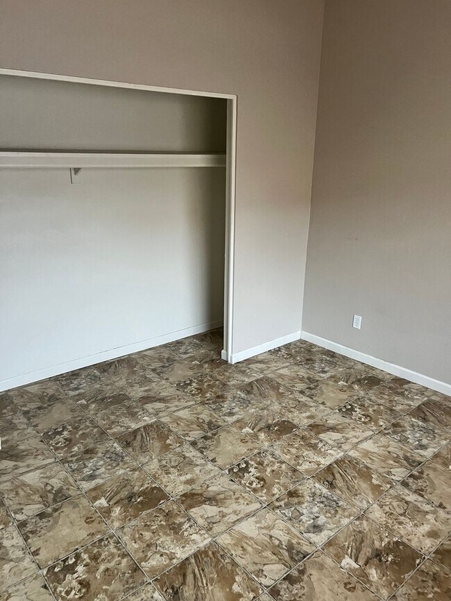 Building Photo - 2813 E Paradise Ln