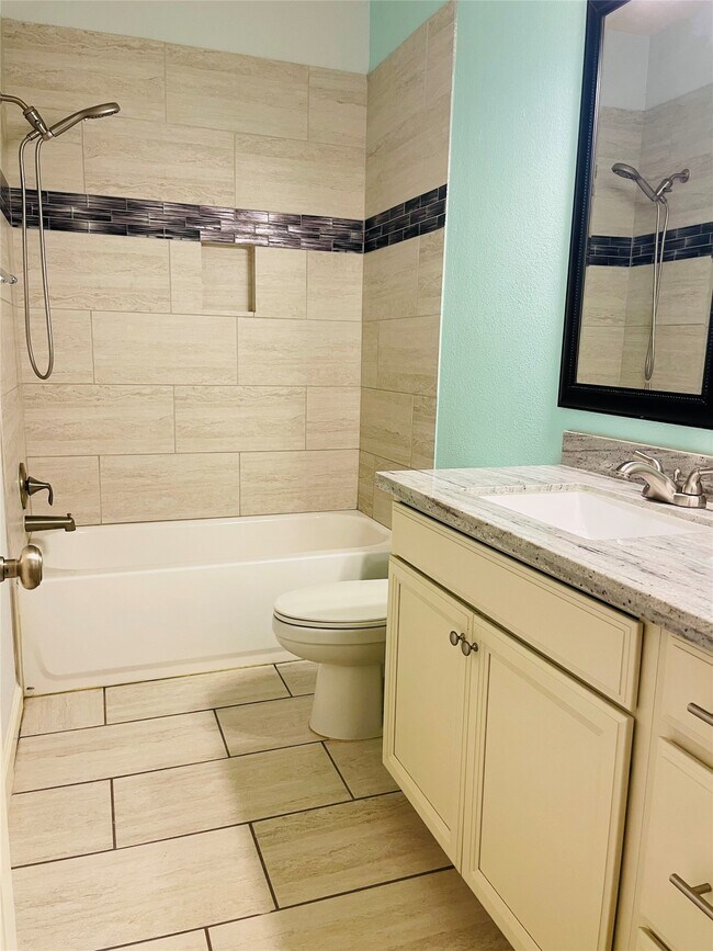 Building Photo - 20910 Medallion Pointe Dr