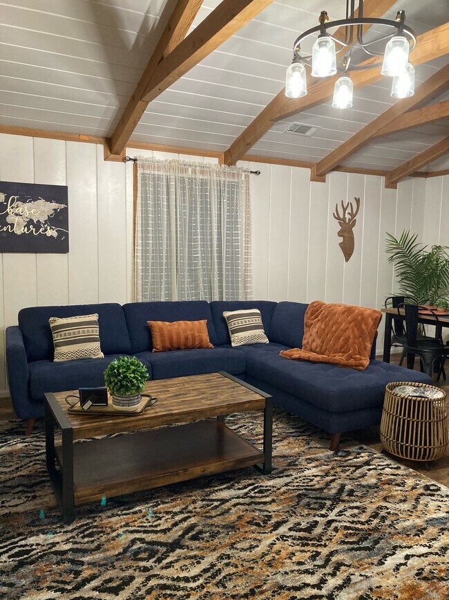 Living Room - 1097 Club View Dr