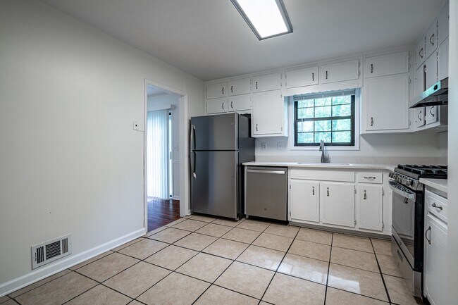 Building Photo - Stunningly renovated 4 bedroom 3 bathroom ...