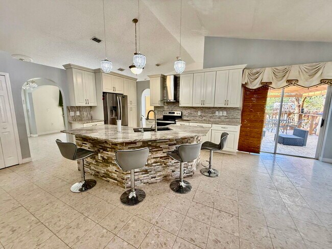 Building Photo - 125 SW Donna Terrace