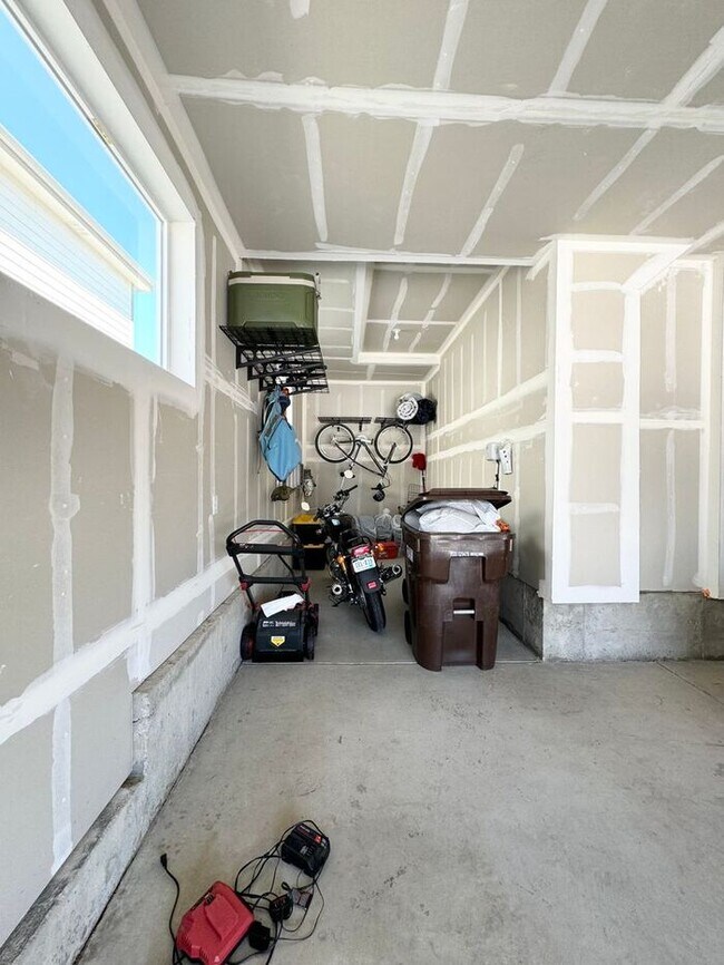 Building Photo - Spacious 3 bed/ 2.5 bath House In Severance