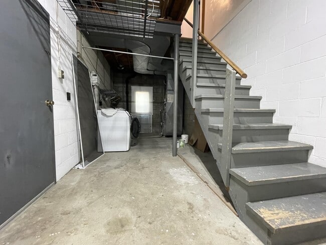 Building Photo - 304 Oneida St