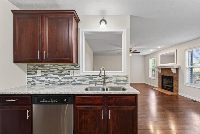 Building Photo - 566 Falkland Cir