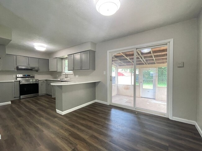 Building Photo - 1932 S Broadway Ave