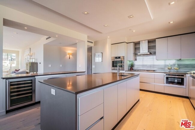 Building Photo - 2391 Roscomare Rd