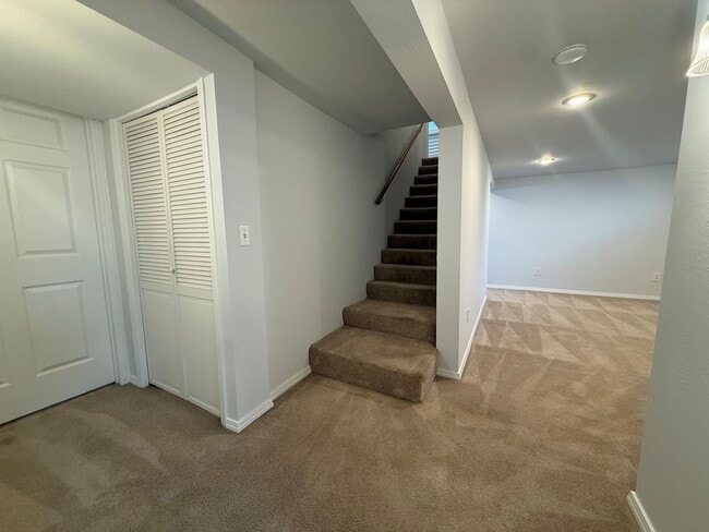 Building Photo - Now renting 4 bedroom House