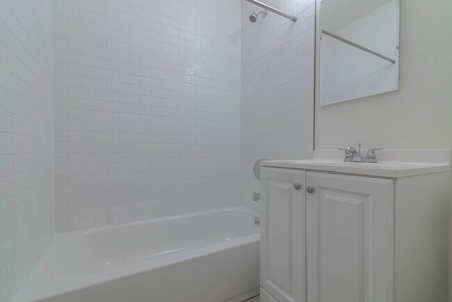 Building Photo - 948 S Mansfield Ave