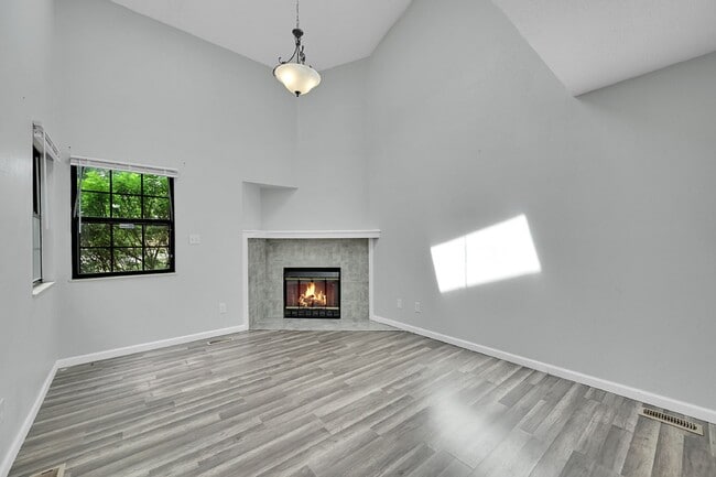 Building Photo - 3 Bed/1.5 Bath - Townhome in Colorado Spri...