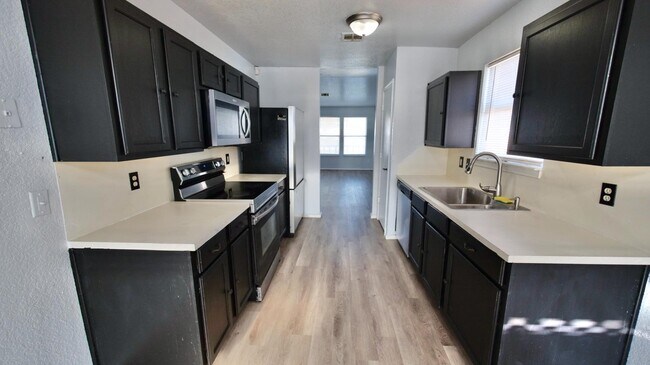 Building Photo - 1021 Periwinkle Dr