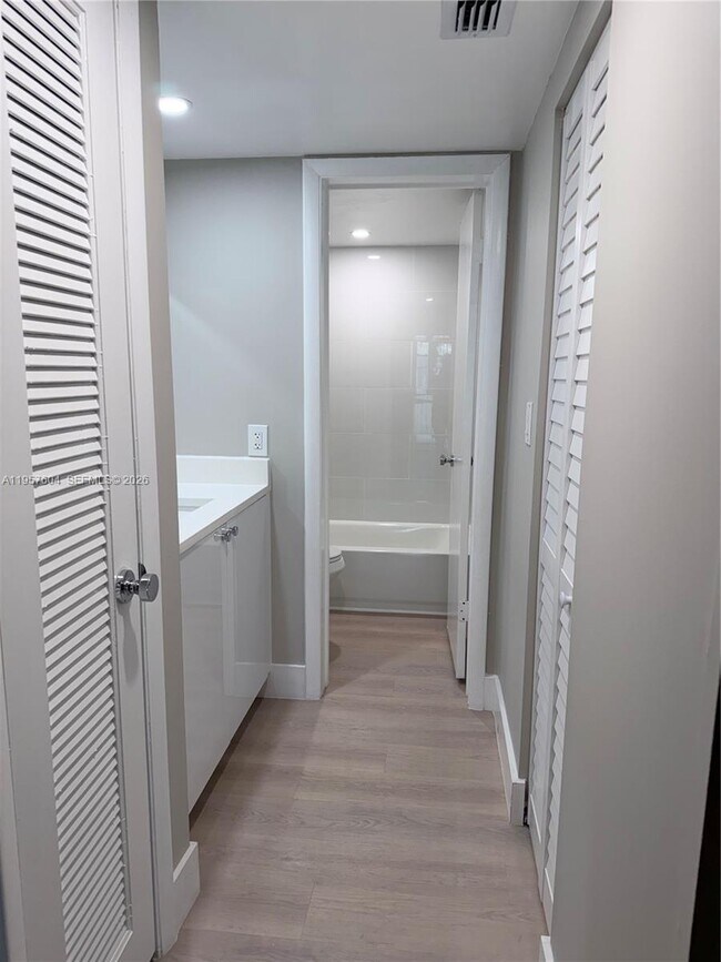 Building Photo - 2324 S Cypress Bend Dr