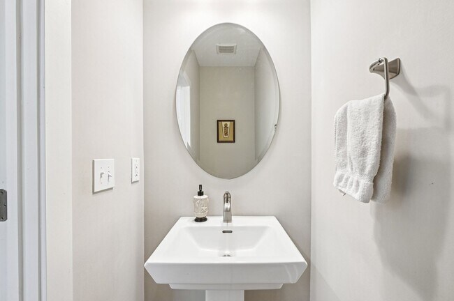 Building Photo - Luxury 5 Bed, 3.5 Bath Home on Large Lot !...