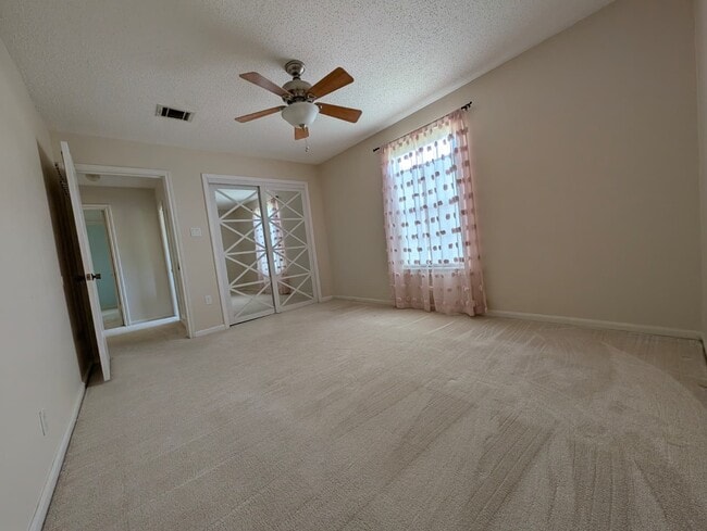 Building Photo - 11807 Highgrove Dr