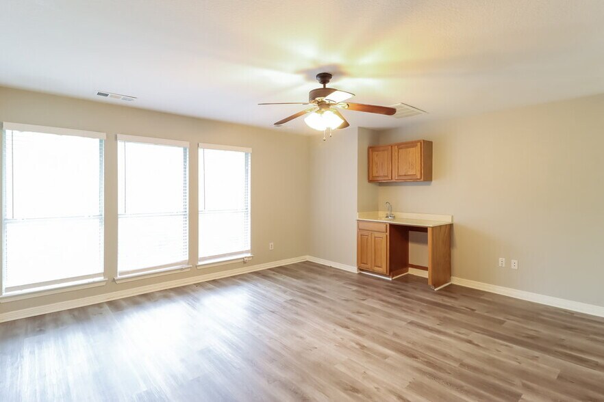 Building Photo - 703 Biscayne Dr