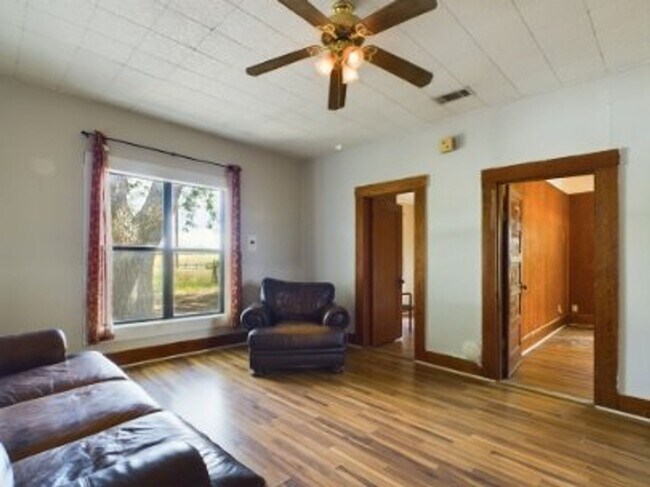 Building Photo - Cozy three bedroom in Hye Texas