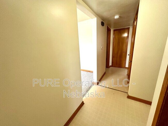 Building Photo - 2205 Lindyview Rd