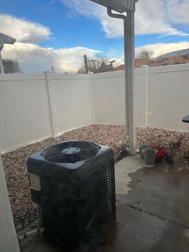 Building Photo - Three bedroom, 2.5 bath townhome in Cedar City