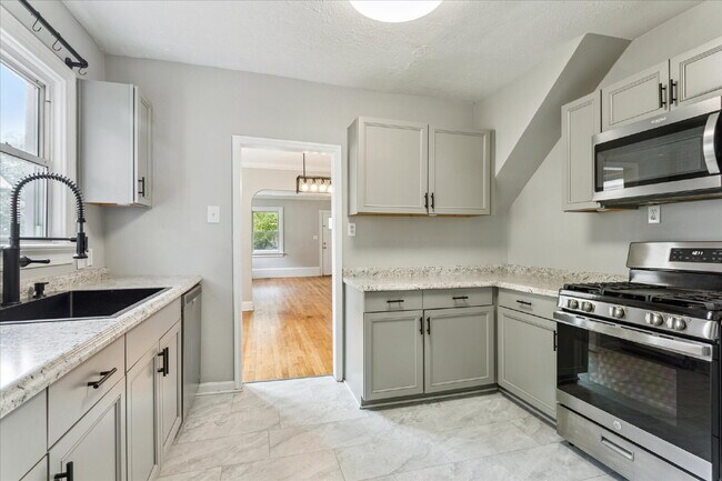 Building Photo - "Charming 3-Bedroom Retreat with 2 Full Baths in Hampton – Spacious 1494 Sq Ft Gem!"