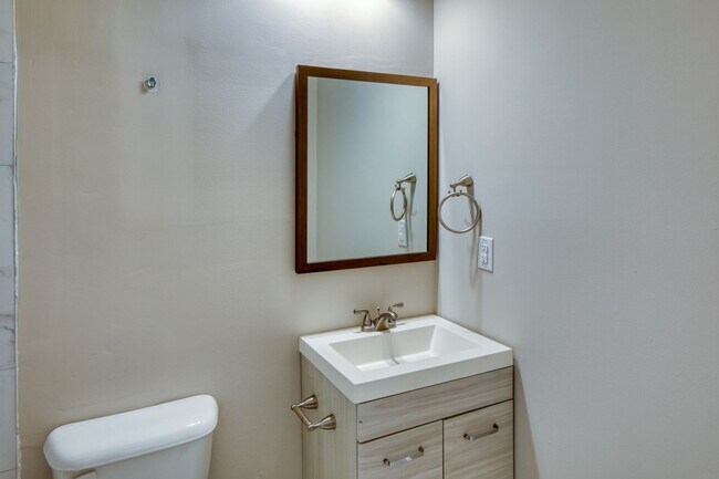 Building Photo - 2 Bed, 2 Bath Available Now!